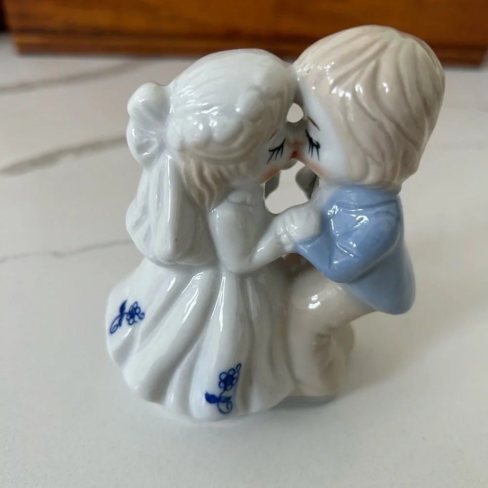 Vintage Hand Painted Kissing Wedding Couple Ceramic Figurine Lamboli Co